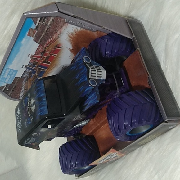 NWT Son-Uva Digger Monster Jam Grave Digger Truck Scale 1/24 Collectible - Picture 3 of 10